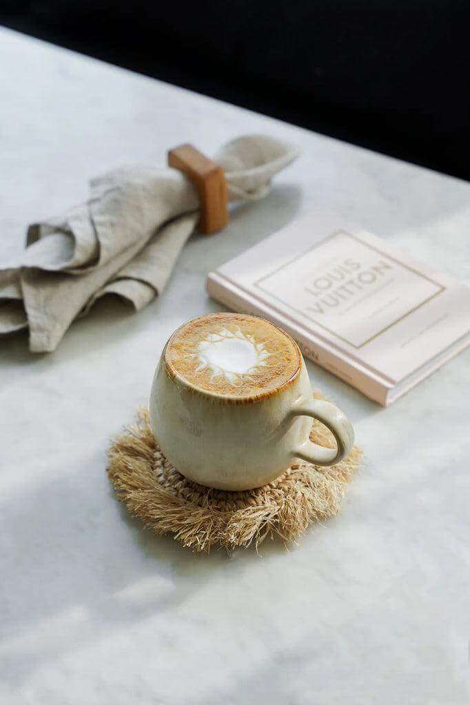 Servies kiezen in natuurlijke tinten – materialen, vormen & styling