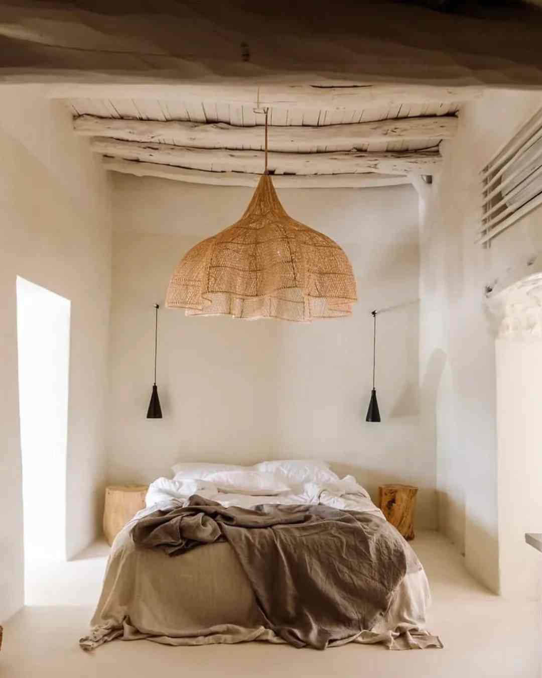 Grote hanglamp boven de eettafel of in de slaapkamer