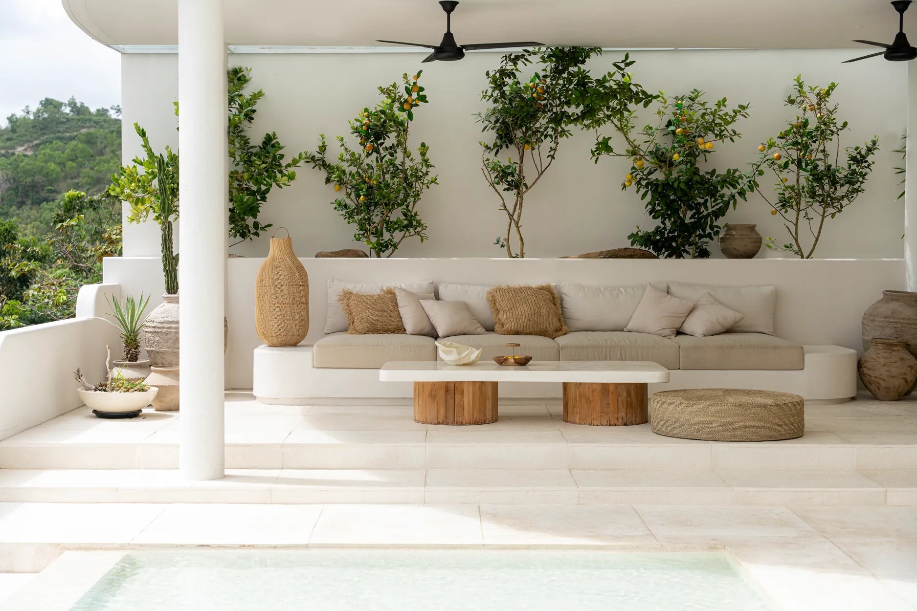 Woondecoratie in boho stijl met natuurlijke materialen en warme accenten