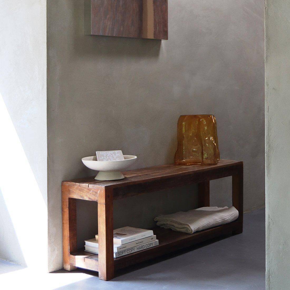 Banken in boho stijl van hout en natuurlijke materialen