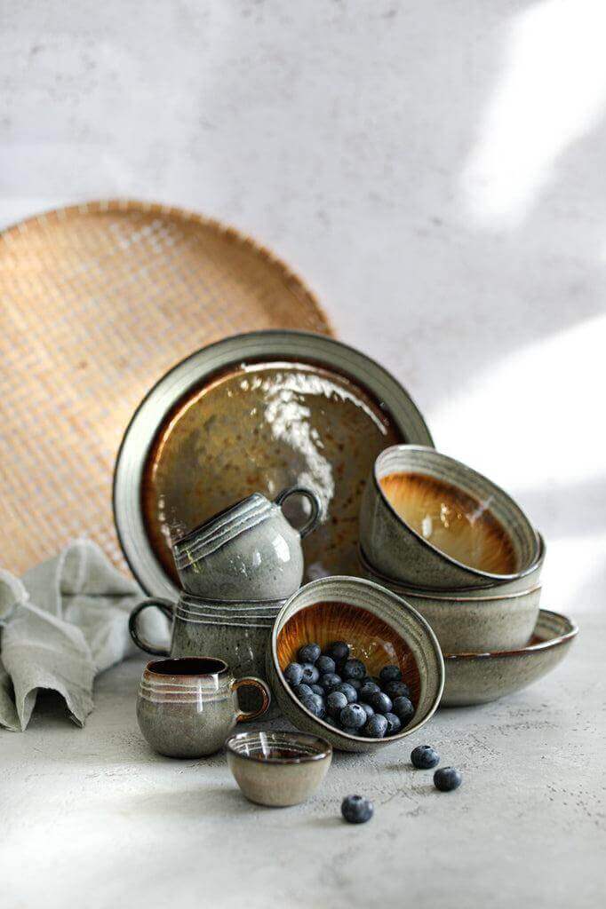 Aan tafel collectie in boho stijl met servies, glazen en tafelaccessoires