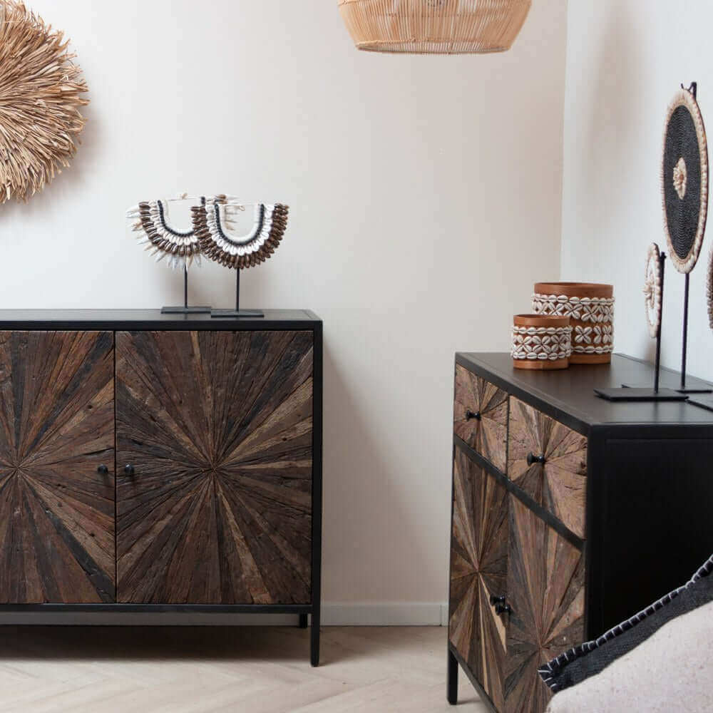 Kasten in boho stijl van hout en natuurlijke materialen