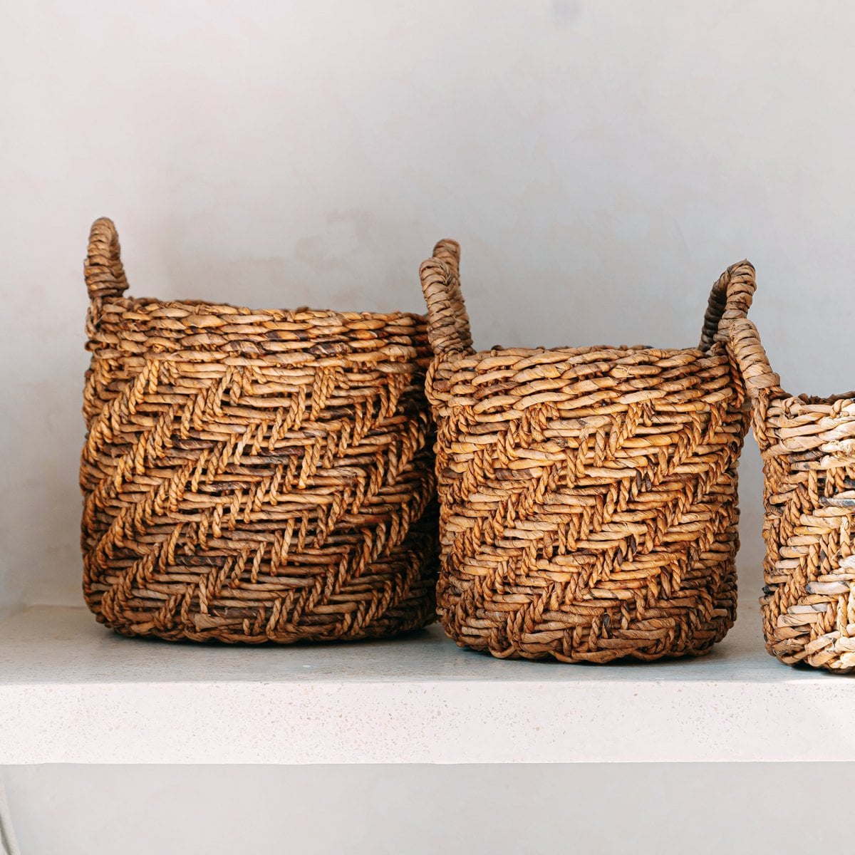 Boho Wasserij of plantenmand - Ronde geweven opslagmand - Decoratieve mand gemaakt van bananenvezel (3 maten Ø 25/32/38 cm) Rinjani