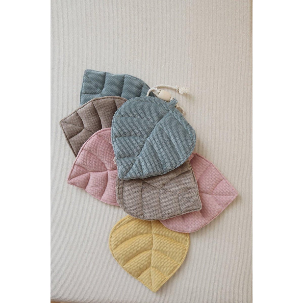Fluwelen slinger "Pastel Stories" met bladeren
