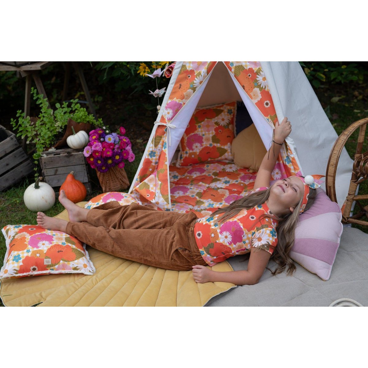 Kussen “Picknick met bloemen”.
