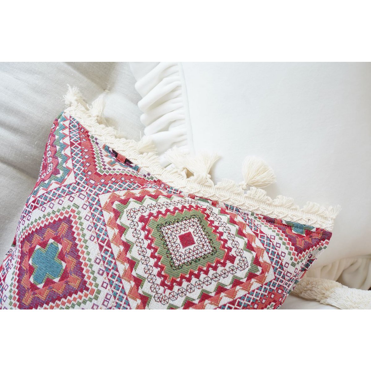 Decoratief kussen in 'roze bohostijl' met franjes