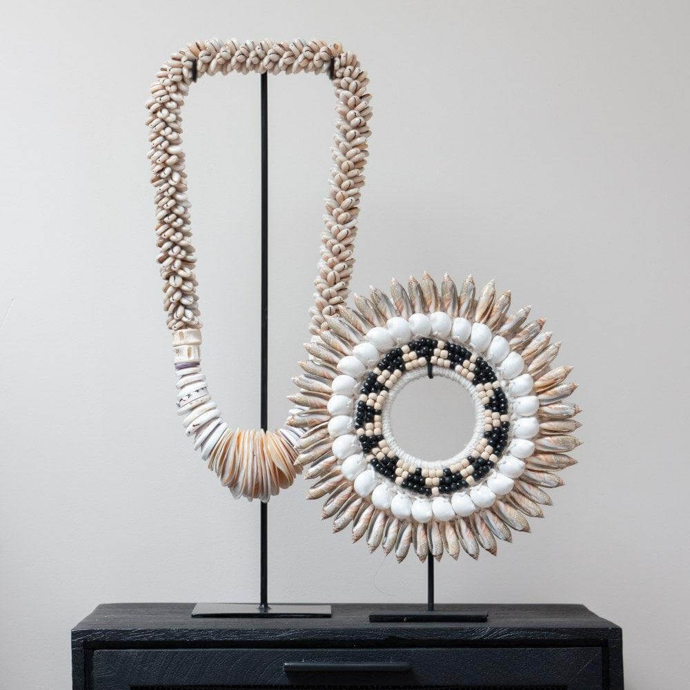 Moderne grijze schelpenketting op standaard voor een exotische sfeer in huis, onderdeel van het uitgebreide Earthware-assortiment.