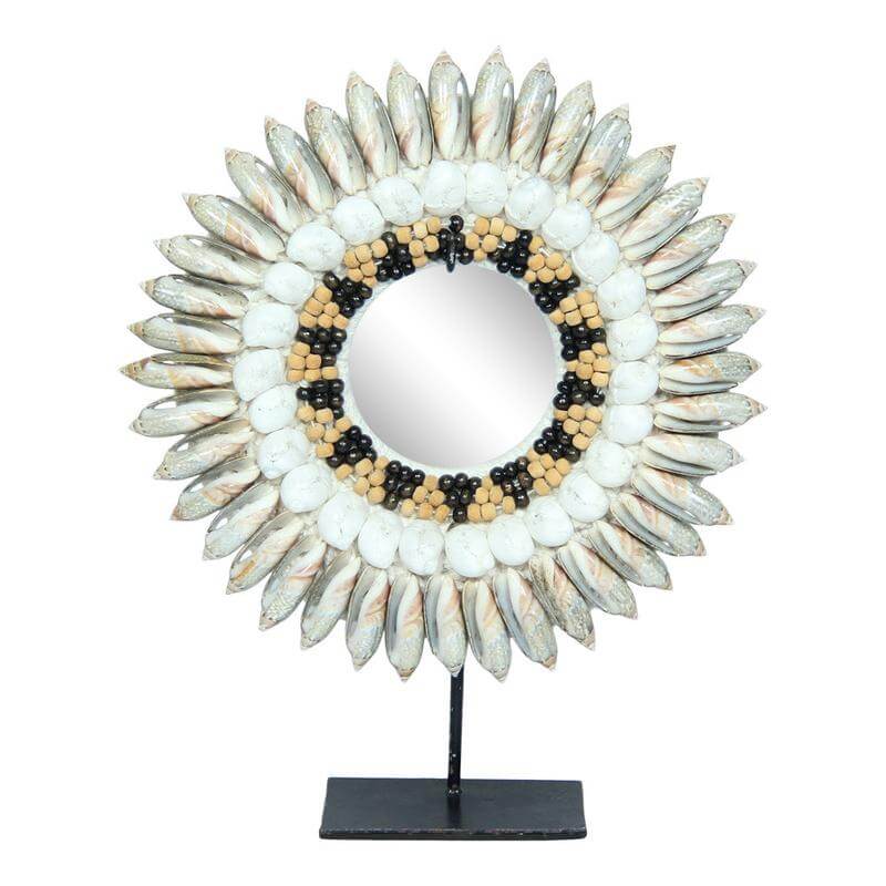 Decoratieve schelpenketting op standaard met grijs en beige schelpen, perfecte exotische toevoeging aan interieur.
