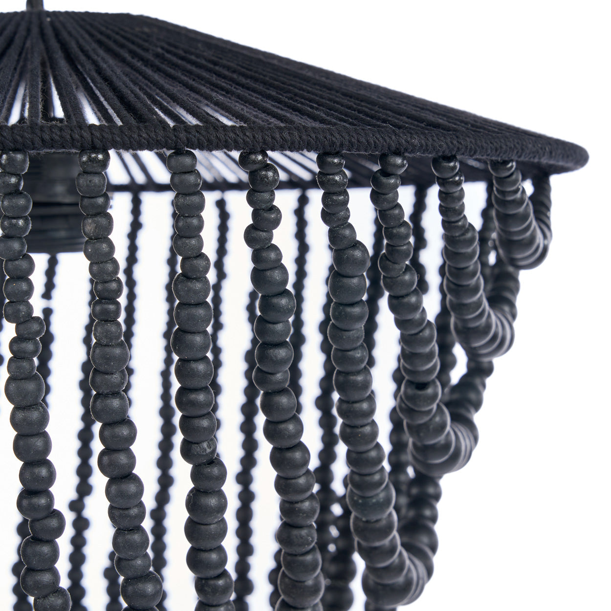 Detail van het materiaal van kroonluchter van houten kralen met kralen zwart 47 cm