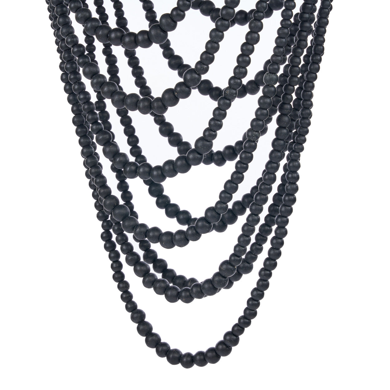 Sfeerbeeld van kroonluchter van houten kralen met kralen zwart 47 cm