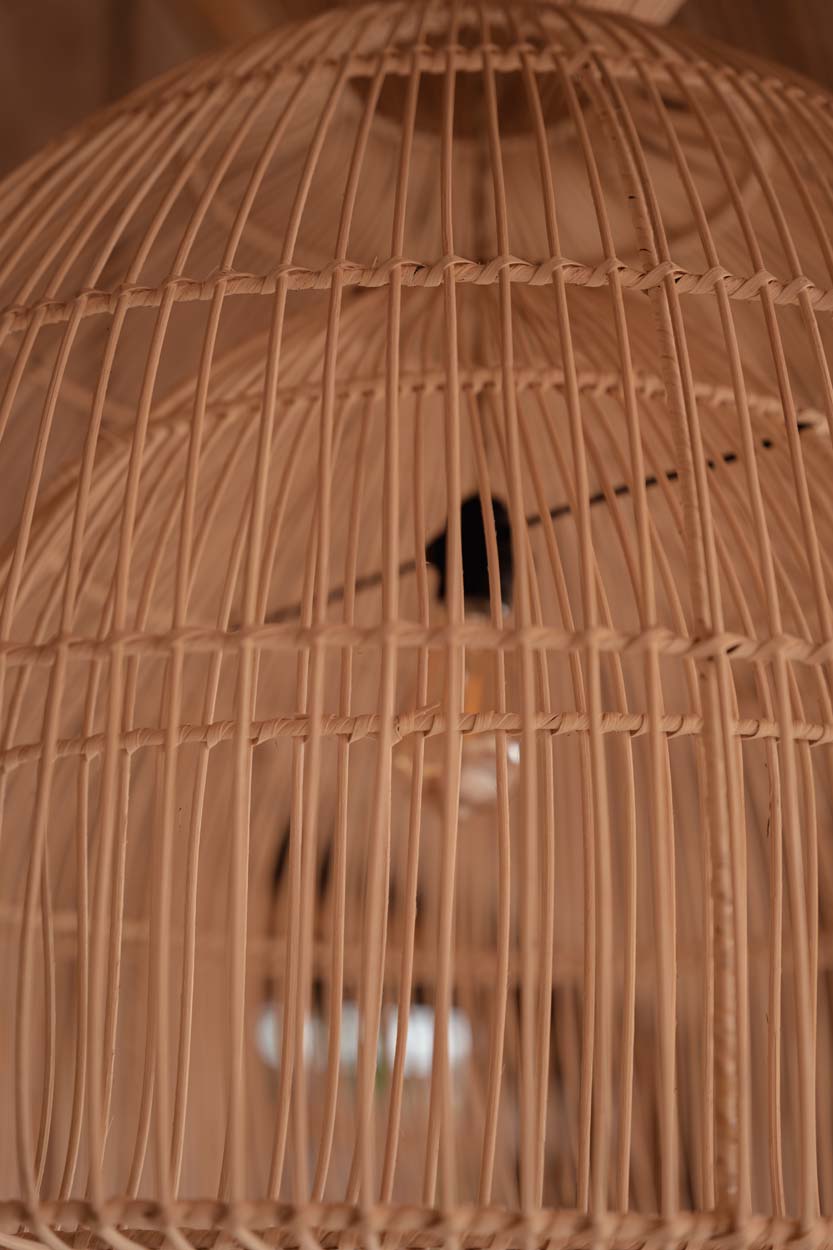 Zijaanzicht van rotan hanglamp matcha 82 cm