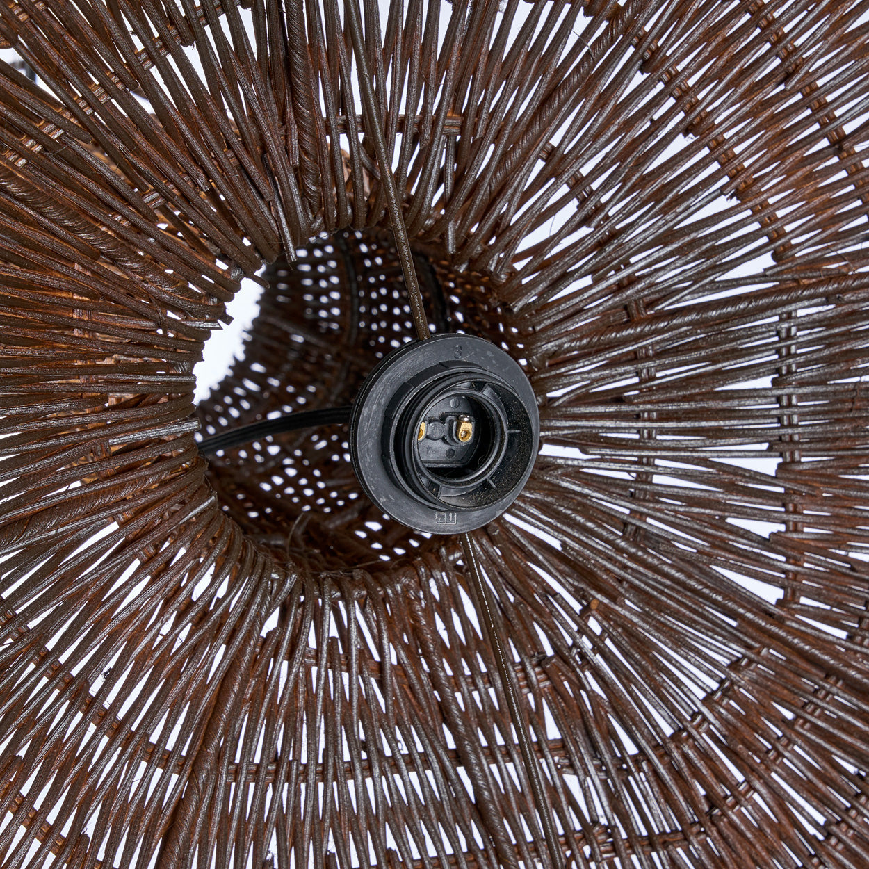 Detail van rotan hanglamp dome 100 cm