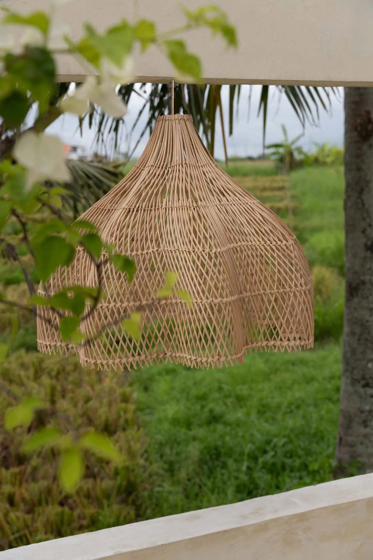 Zijaanzicht van rotan hanglamp the whipped beige 60 cm
