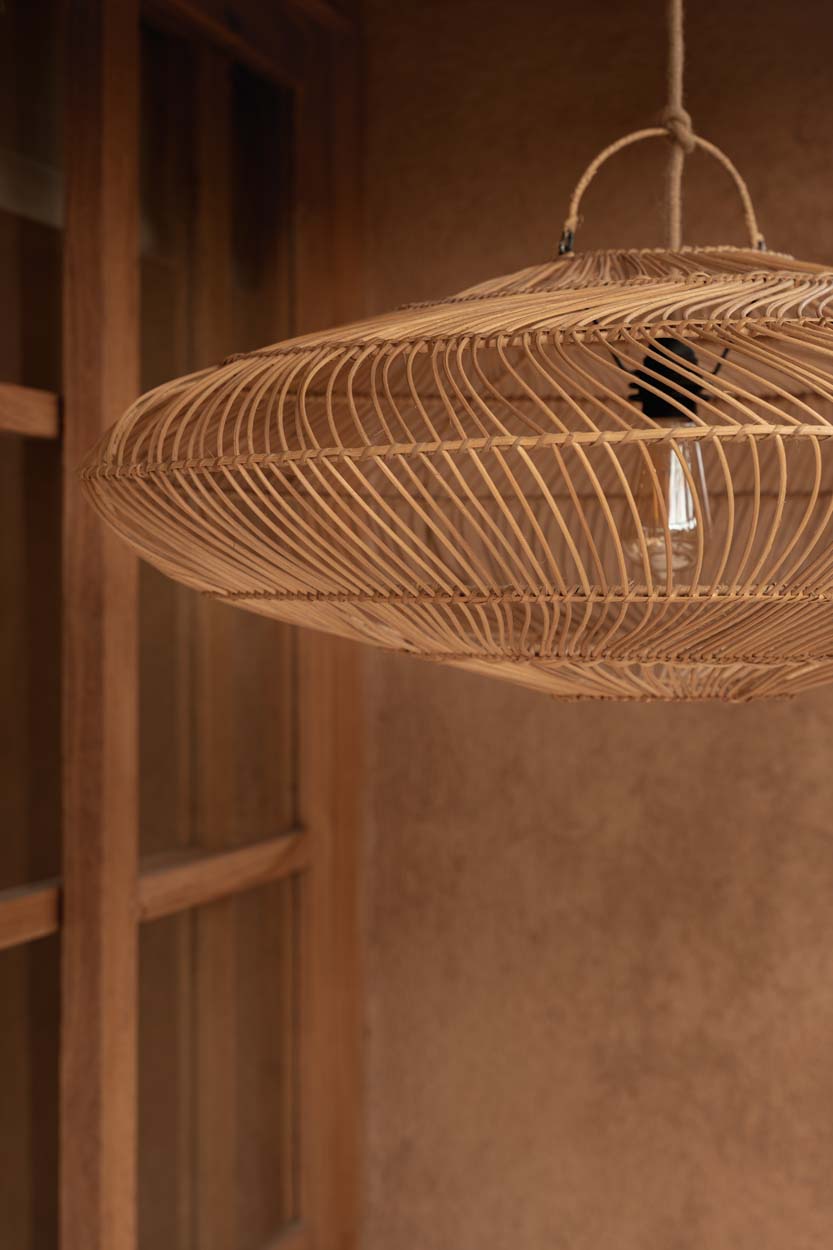 Zijaanzicht van rotan hanglamp macaron 55 cm