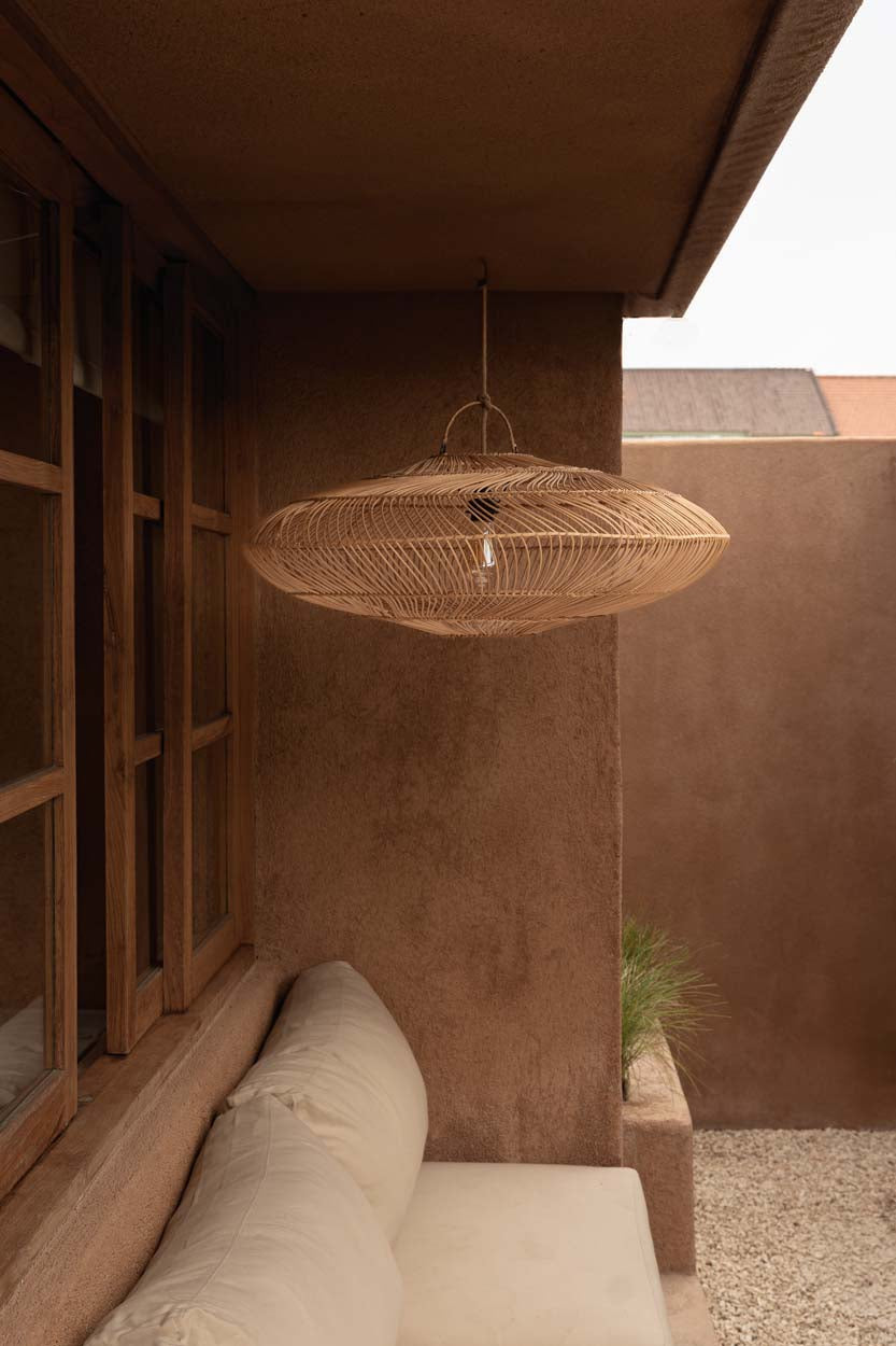 Rotan hanglamp Macaron 55 cm vanuit een andere hoek