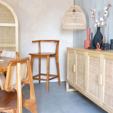 Bohemian houten barkruk Blair in stijlvolle, kleurrijke interieursetting met natuurlijke elementen.