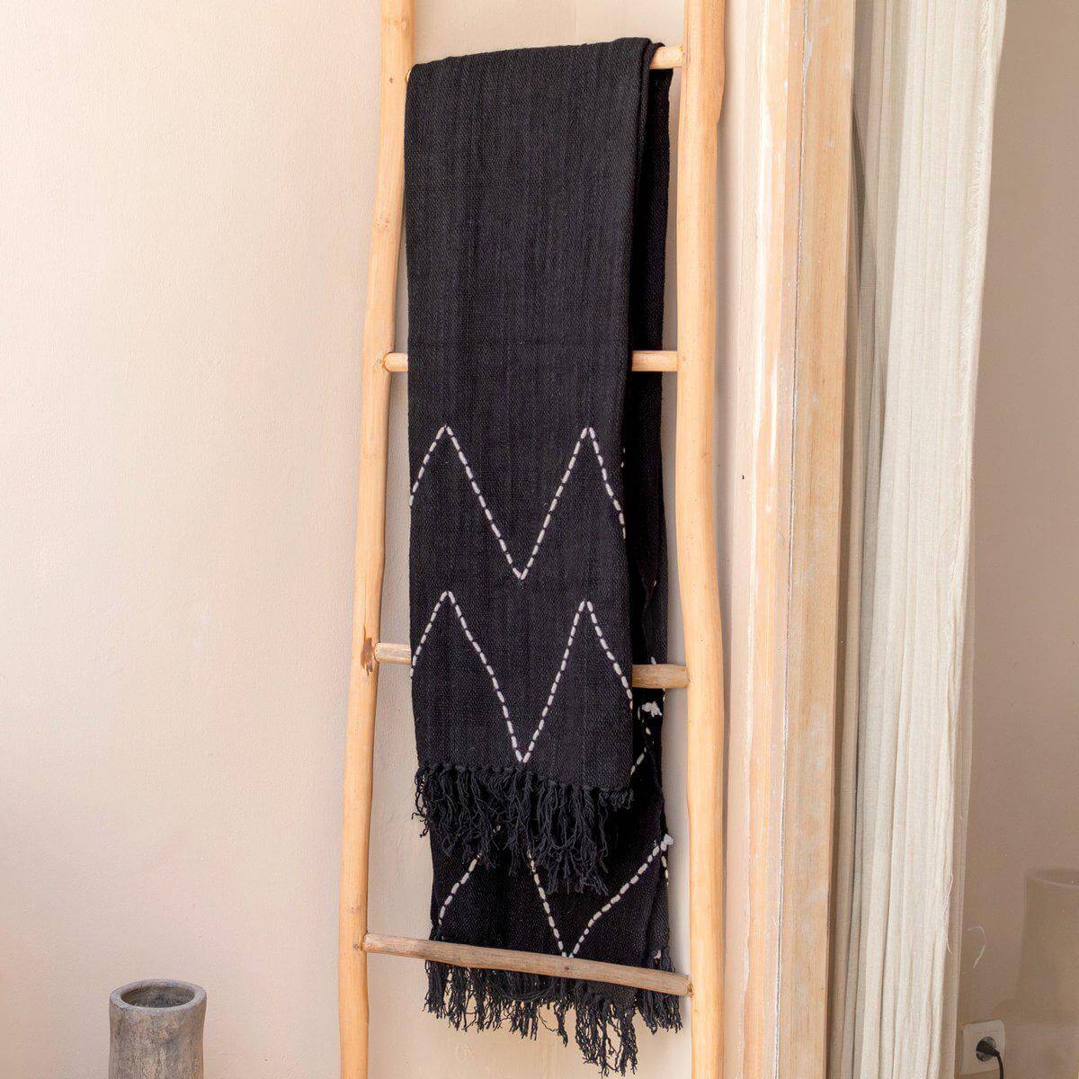 Zwart handgeweven katoenen deken op ladder, boho stijl, 140x200 cm, fair trade