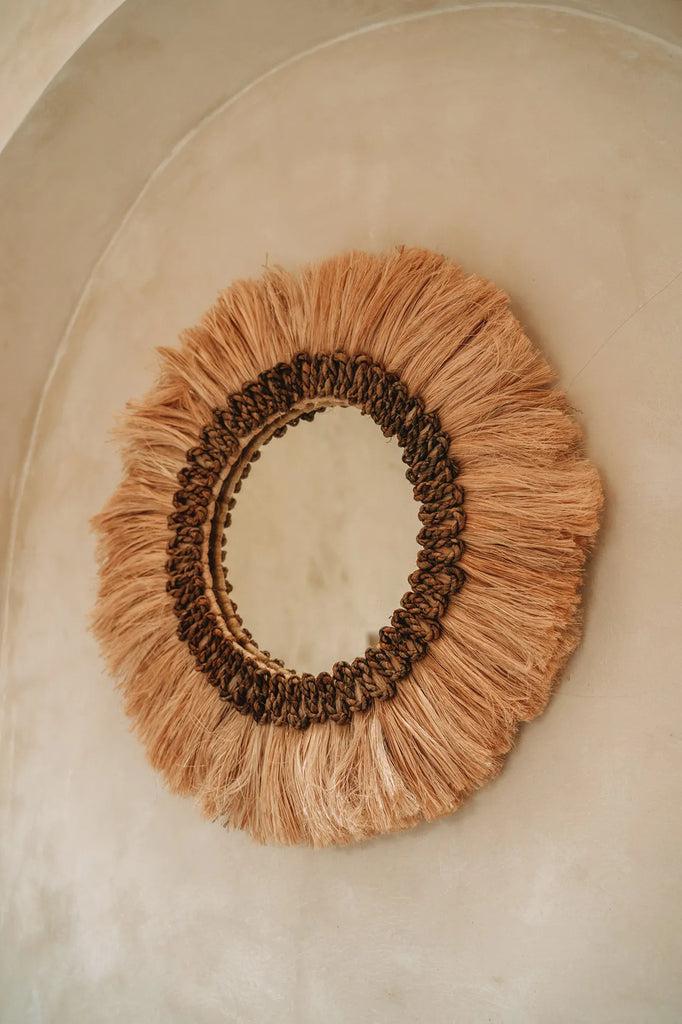 Boho spiegel Mowgli met handgemaakte, natuurlijke omlijsting, perfect voor decoratieve en functionele sfeerverhoging in je interieur.