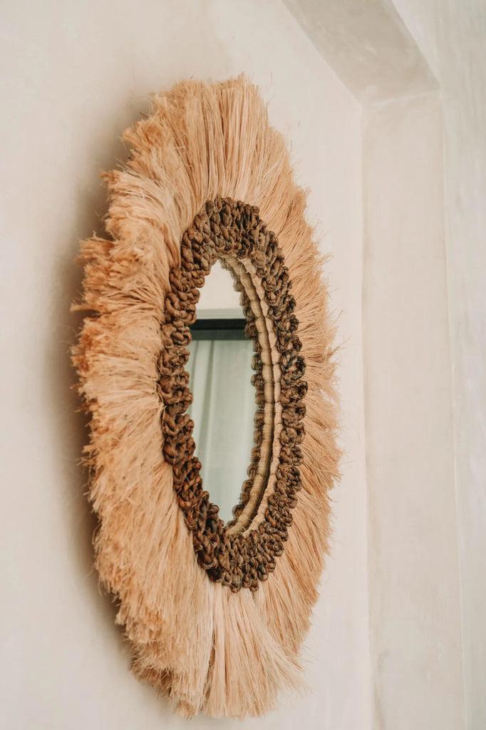 Handgemaakte boho spiegel Mowgli met natuurlijke vezels, perfect voor een stijlvol bohemien interieur. Voeg sfeer, licht en diepte toe.
