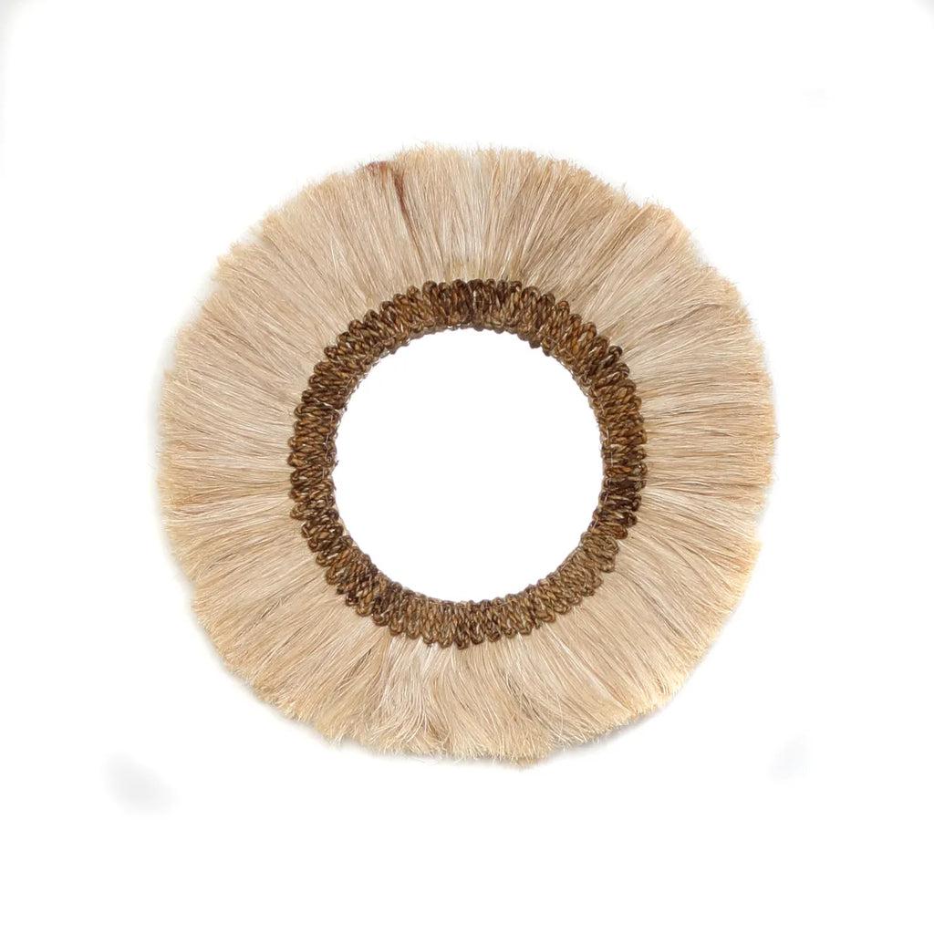 Ronde boho spiegel Mowgli, handgemaakt met natuurlijke materialen voor een stijlvolle en sfeervolle toevoeging aan je interieur.