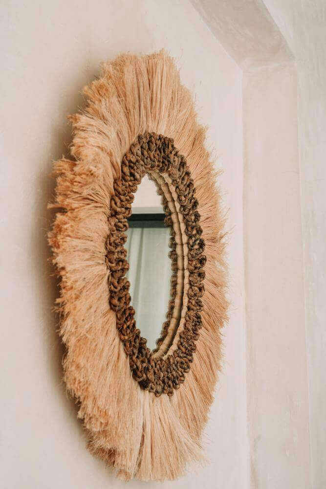 Ronde boho spiegel Mowgli met handgemaakt rieten frame, perfect voor sfeervol en functioneel interieur in huis.
