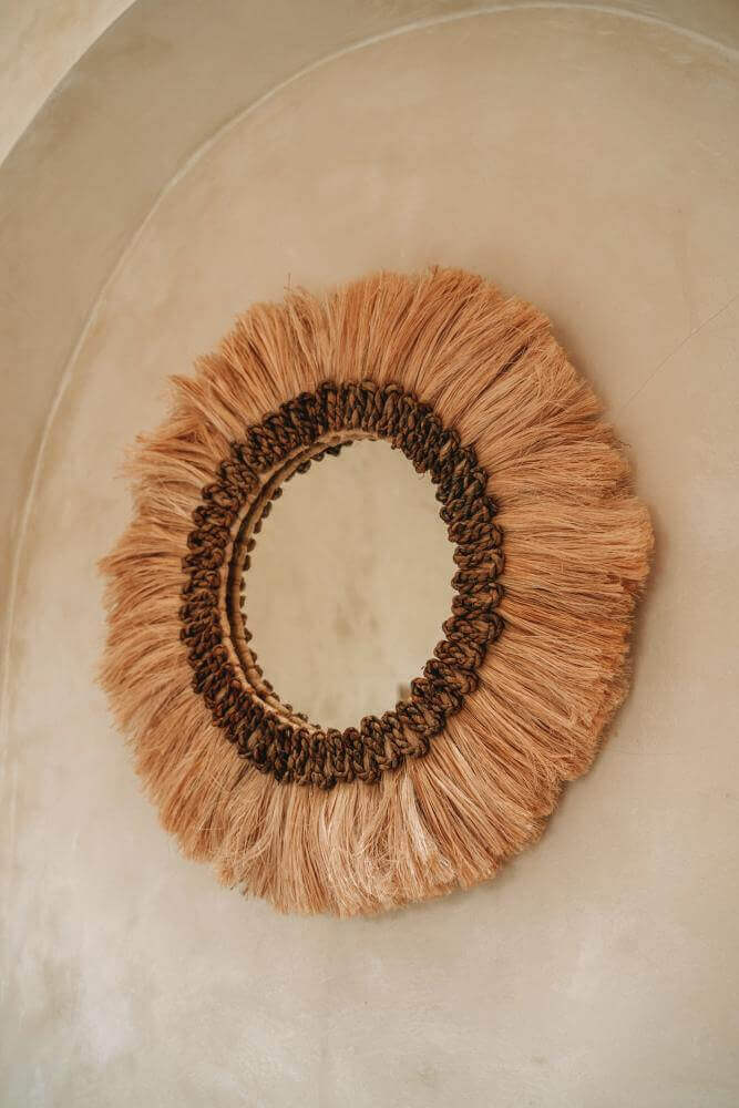 Ronde boho spiegel Mowgli met natuurlijke vezels, handgemaakt voor een stijlvolle en sfeervolle inrichting.
