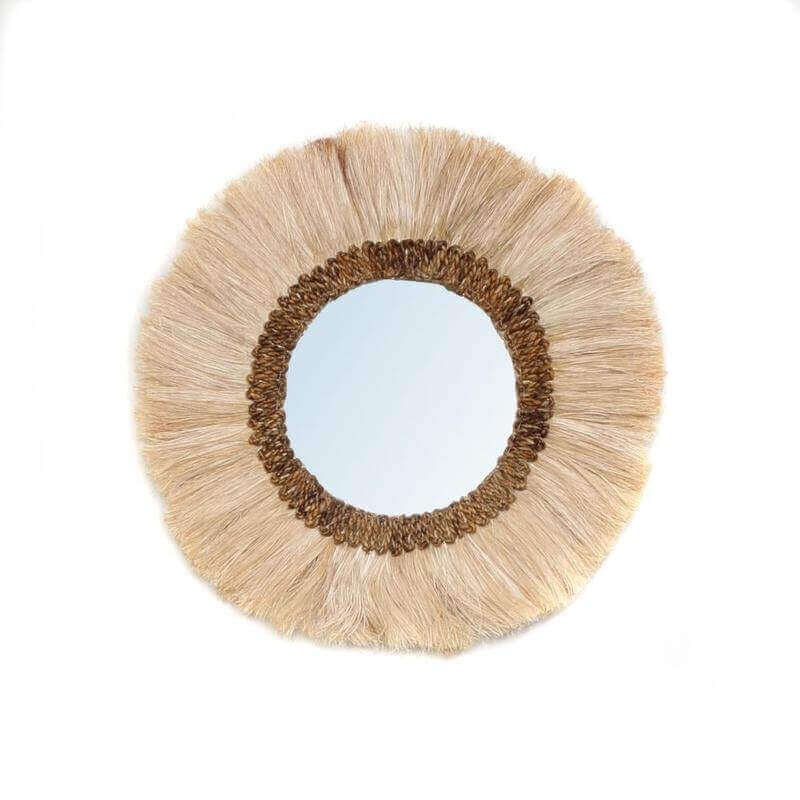 Boho spiegel Mowgli met handgemaakte lijst, decoratief en functioneel voor boho interieurs, sfeer en diepte toevoegend aan je huis.