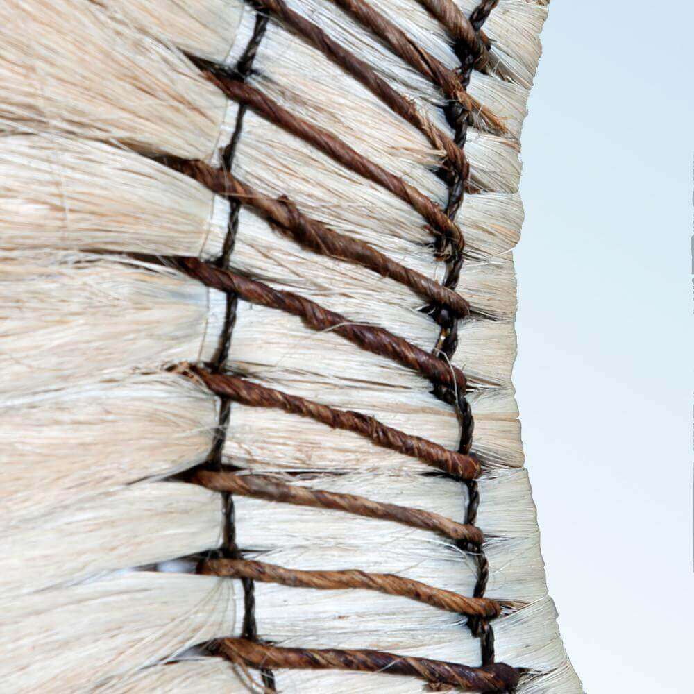 Detail van de Boho spiegel "The Pretty Blonde" met natuurlijke grasstructuur voor een warme, stijlvolle touch in je interieur.