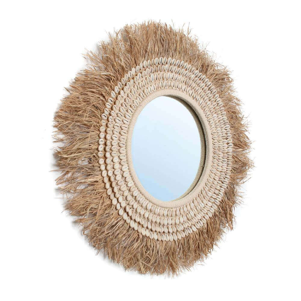 Boho spiegel met raffia en schelpen, perfecte mix van bohemien en kuststijl, unieke blikvanger voor elk interieur.