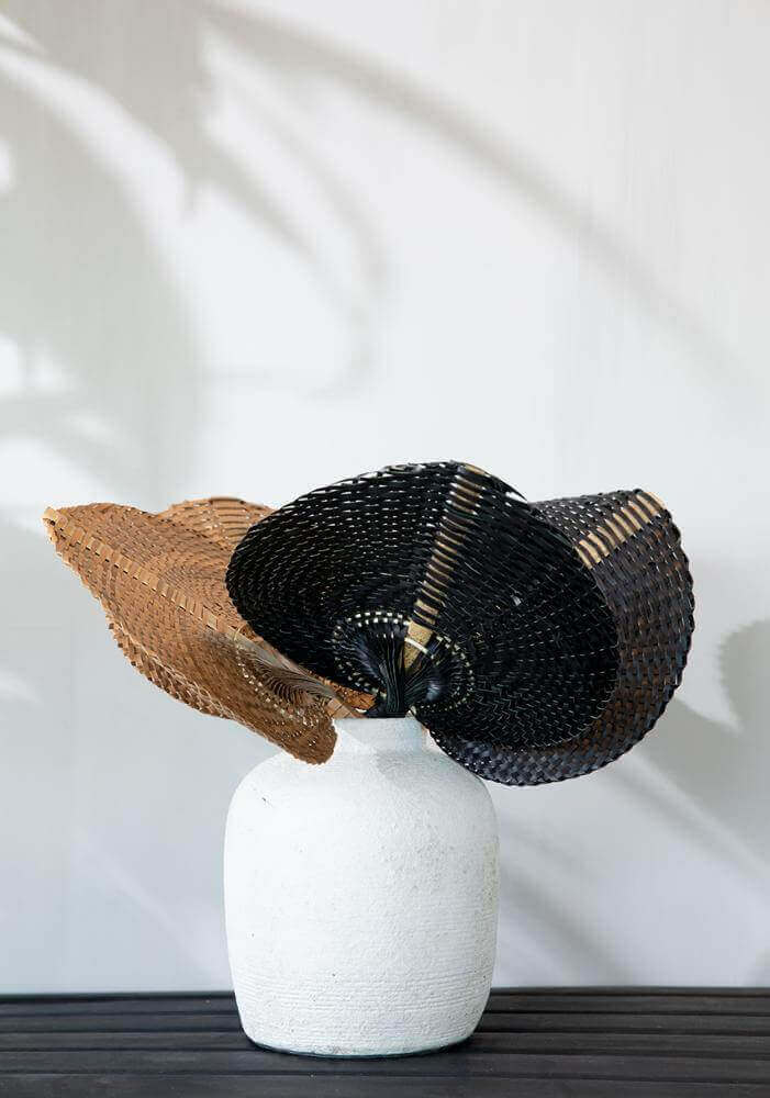 Boho vaas met gedroogde bladeren in terracotta vaas, perfect voor kleur in woonkamer of badkamer. Stijlvolle Ribbeltextuur decor.