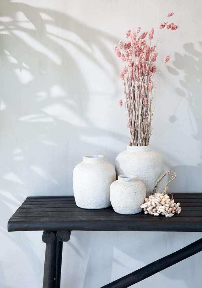 Alt Tag: Boho vaas The Peaky L, terracotta met geribbelde textuur, perfect voor droogbloemen in woonkamer of badkamer.