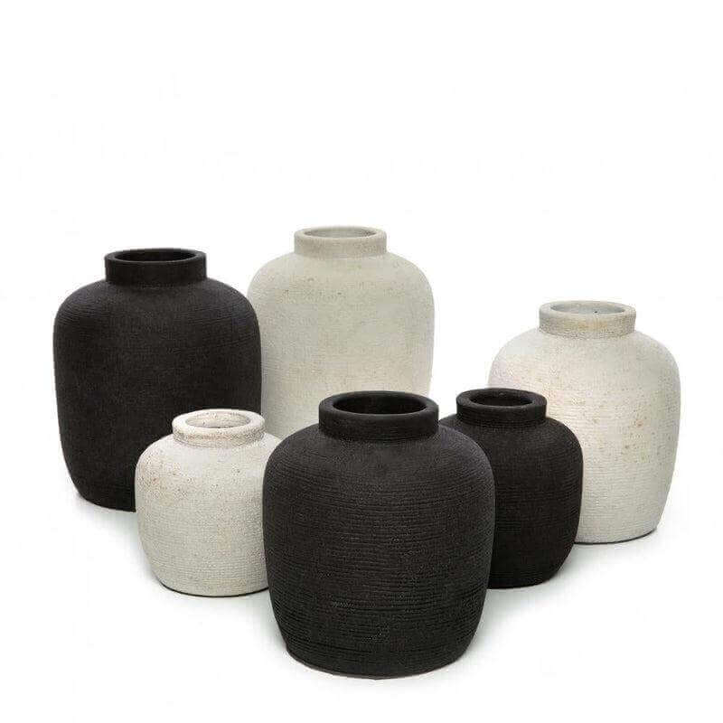 Zwarte en witte terracotta Boho vaas collectie, geribbelde textuur, perfect voor bloemen en decor in de woonkamer of badkamer.