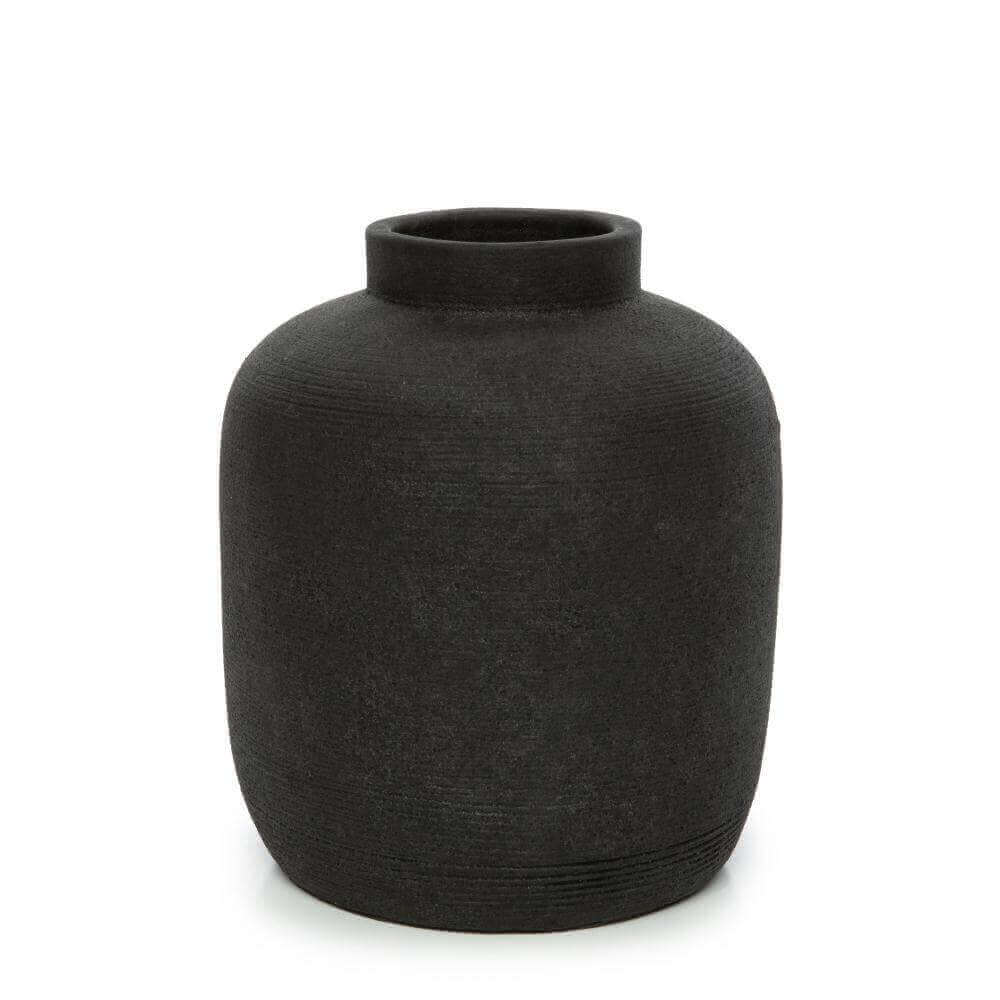 Zwarte Boho vaas The Peaky L met geribbelde textuur, perfect voor droogboeketten, ideaal voor woonkamer decor.