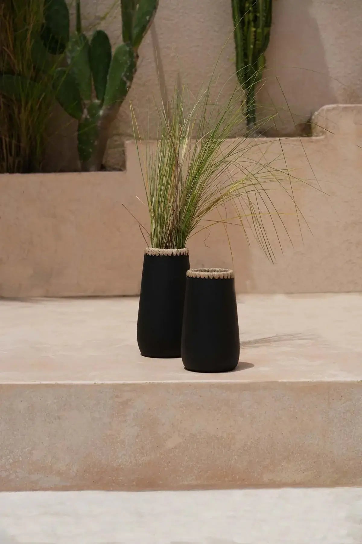 Stijlvolle Boho vaas 'The Sneaky' in zwart, handgemaakt design met natuurlijke uitstraling, perfect voor modern interieur.