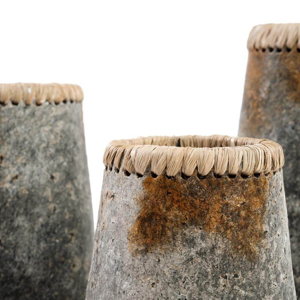 Boho vaas Sneaky antiek grijs met raffia detail, handgemaakte terracotta pot, stijlvolle bohemian decoratie, warme natuurlijke kleuren.