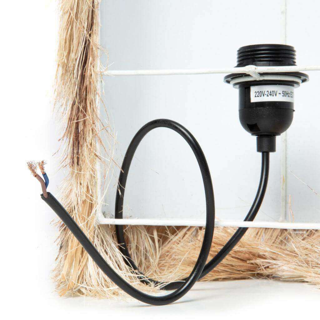 Close-up van de natuurlijke Abaca Applique Muurlamp zonder bekabeling, geïnspireerd door de natuur voor ontspannen stijl.
