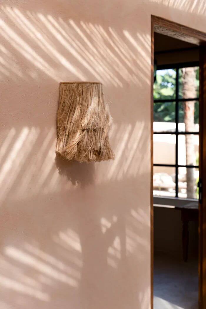 Originele Abaca muurlamp in natuurlijke stijl verlicht een ontspannen interieur. Handgemaakt en stijlvol zonder bekabeling.