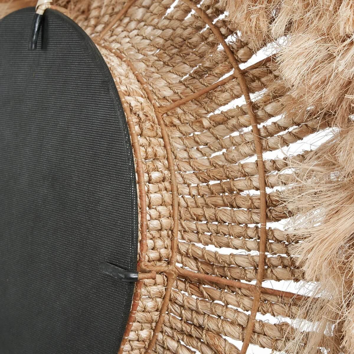 Close-up van de De Abaca Solomon Spiegel met handgevlochten abacagras in warme tinten voor een stijlvolle interieurtoevoeging.