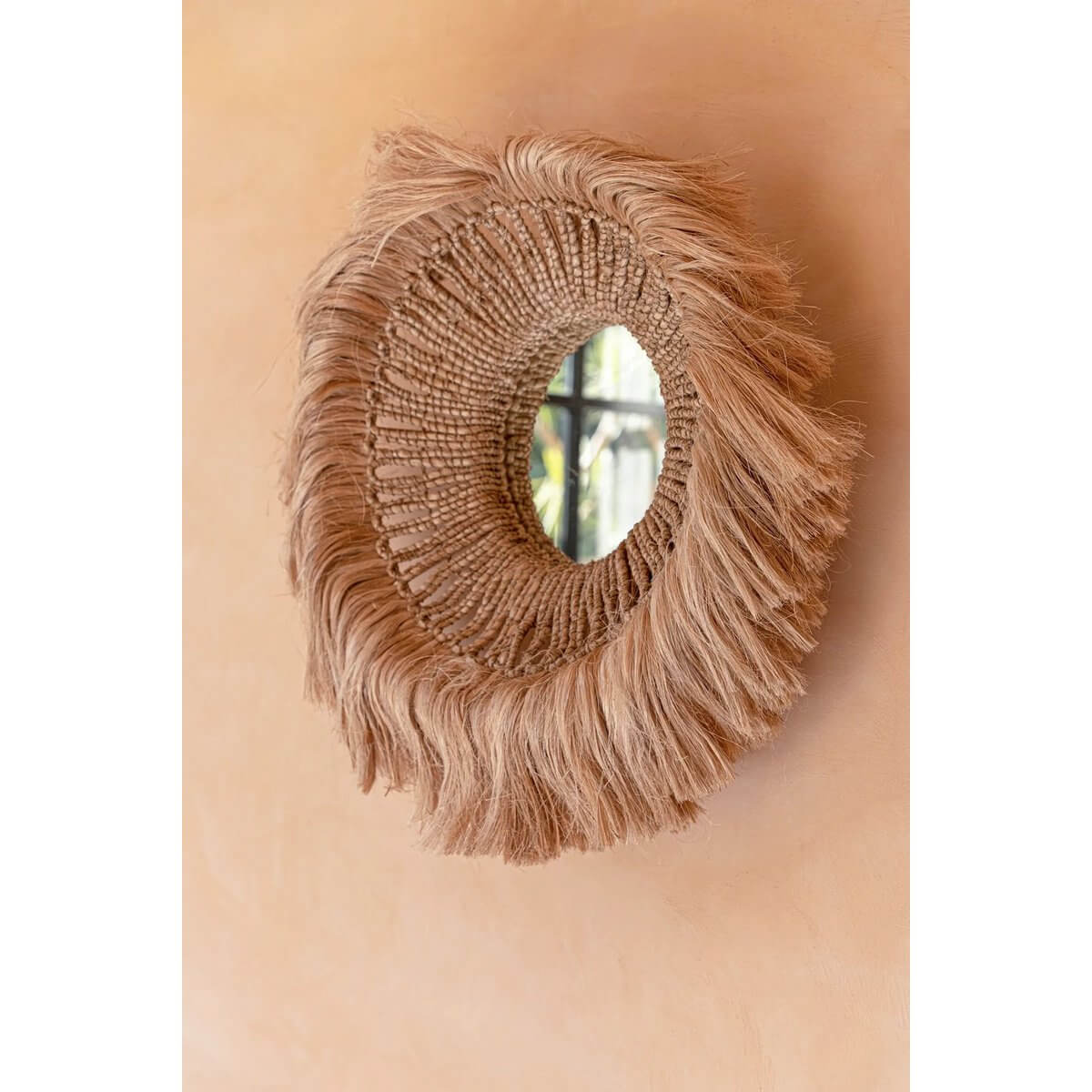De Abaca Solomon spiegel met natuurlijk abacagras, warme tinten en elegante komvorm. Stijlvolle toevoeging aan elk interieur.