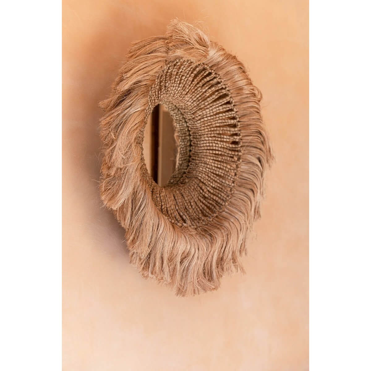 Handgemaakte abaca spiegel met natuurlijke warme tinten, elegante komvorm van duurzaam gras, voor modern en traditioneel interieur.