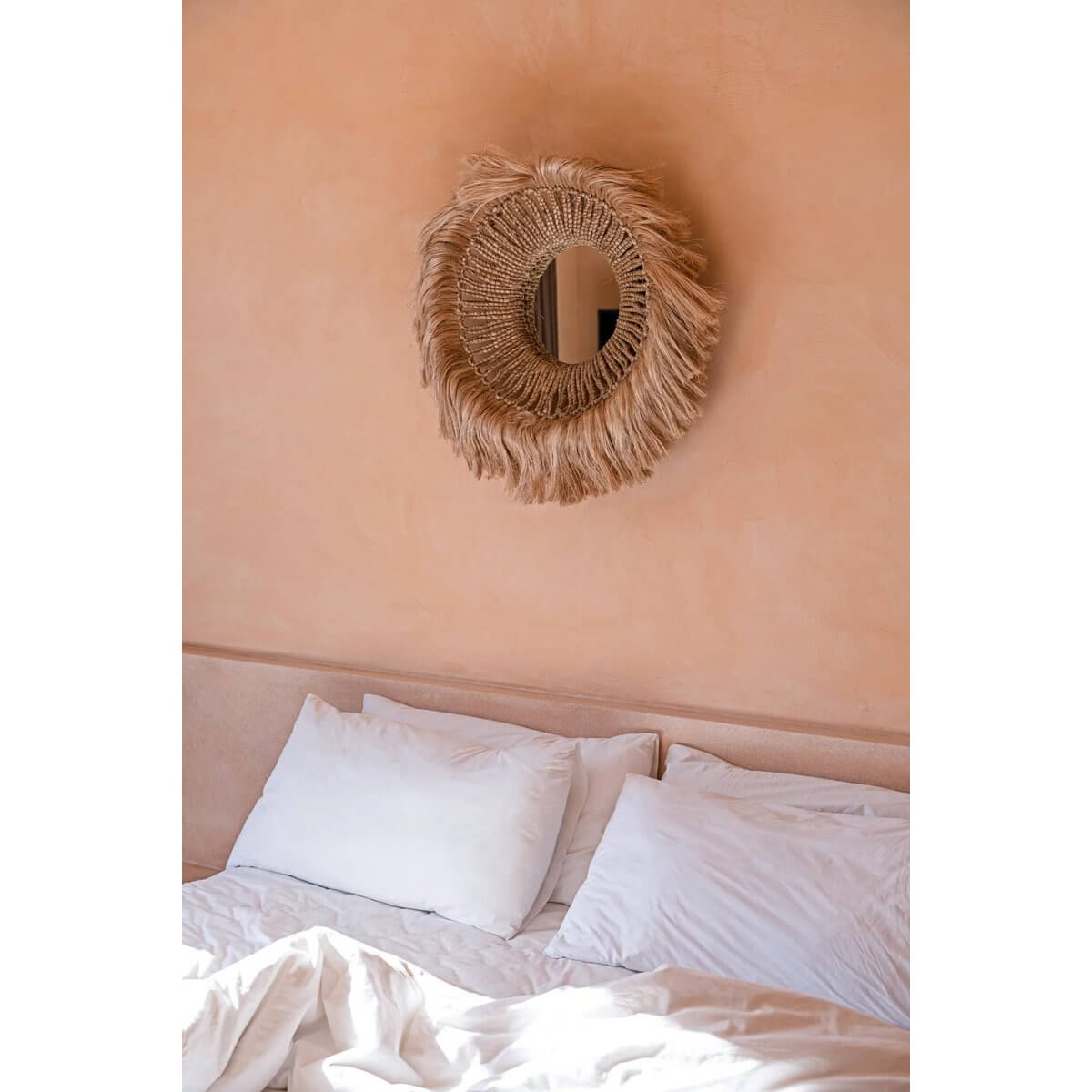 De Abaca Solomon Spiegel - Naturel boven een bed, handgemaakt van duurzaam abacagras voor een elegante en natuurlijke uitstraling in elk interieur.