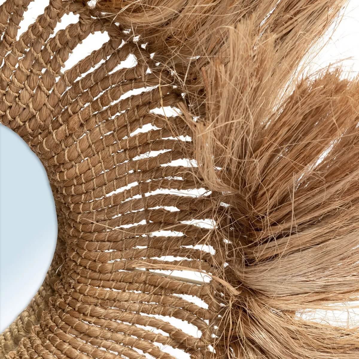 Handgemaakte spiegel van abacagras, met natuurlijke warme tinten voor een elegante interieurstijl.