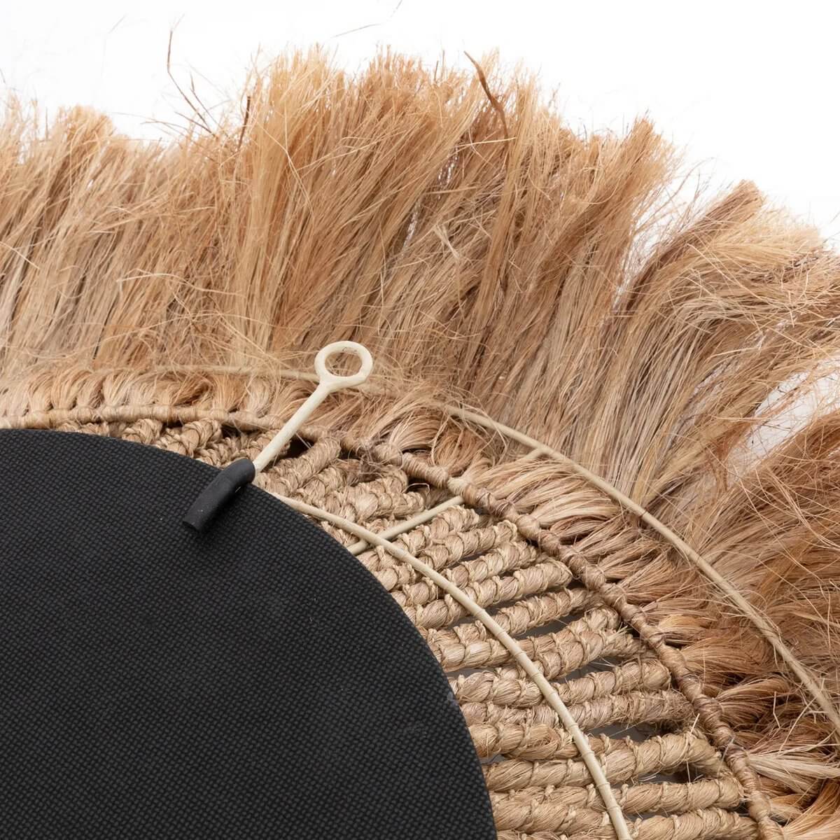 De Abaca Solomon Spiegel met natuurlijk abacagras detail, handgemaakt en elegant. Ideaal voor zowel moderne als traditionele interieurs.