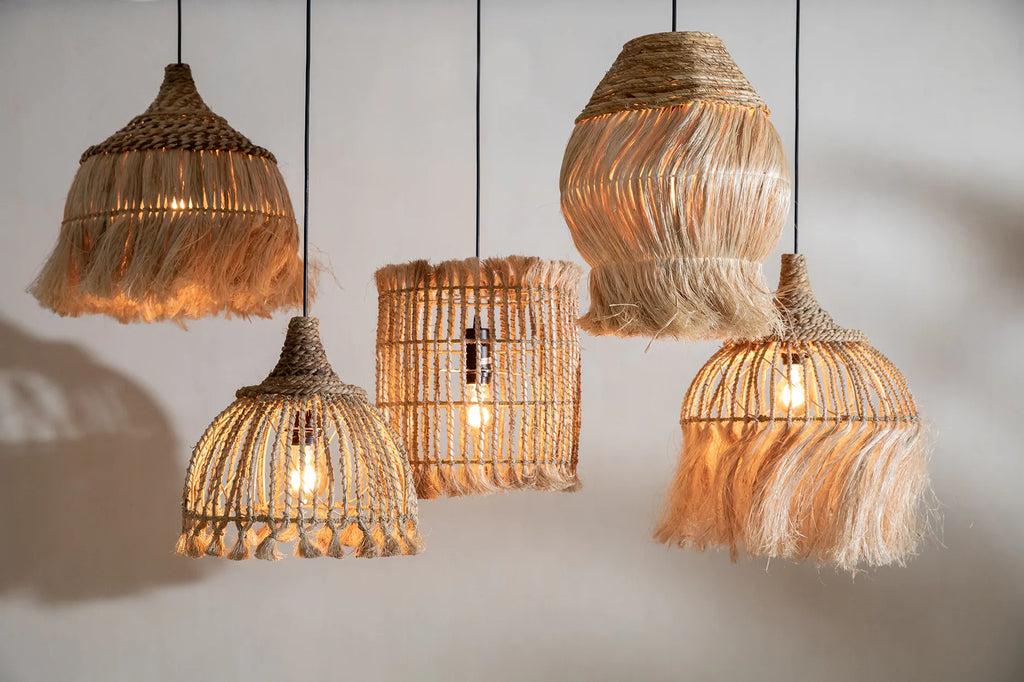 Alt Tag: Hanglampen van Abaca in vogelkooi-ontwerp creëren een bohemian sfeer in huis, geïnspireerd door Bali en Ibiza.