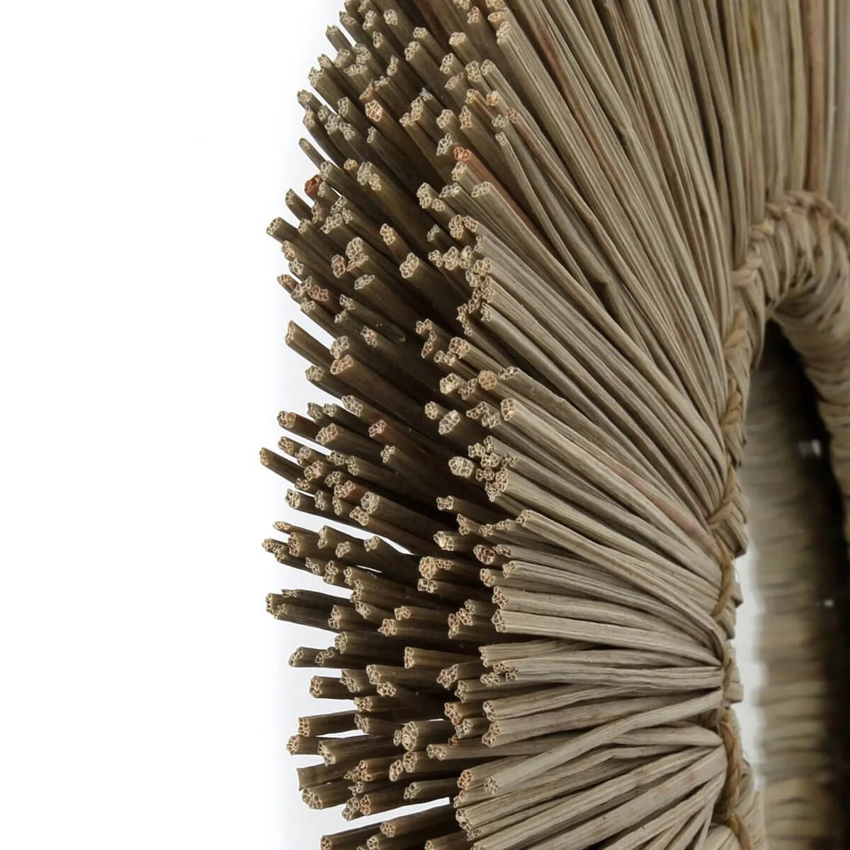 Natuurlijke Alang Alang spiegel van zeegras en rotan, beige, merk Bazar Bizar Living, maat L, detail van het creatieve ontwerp.