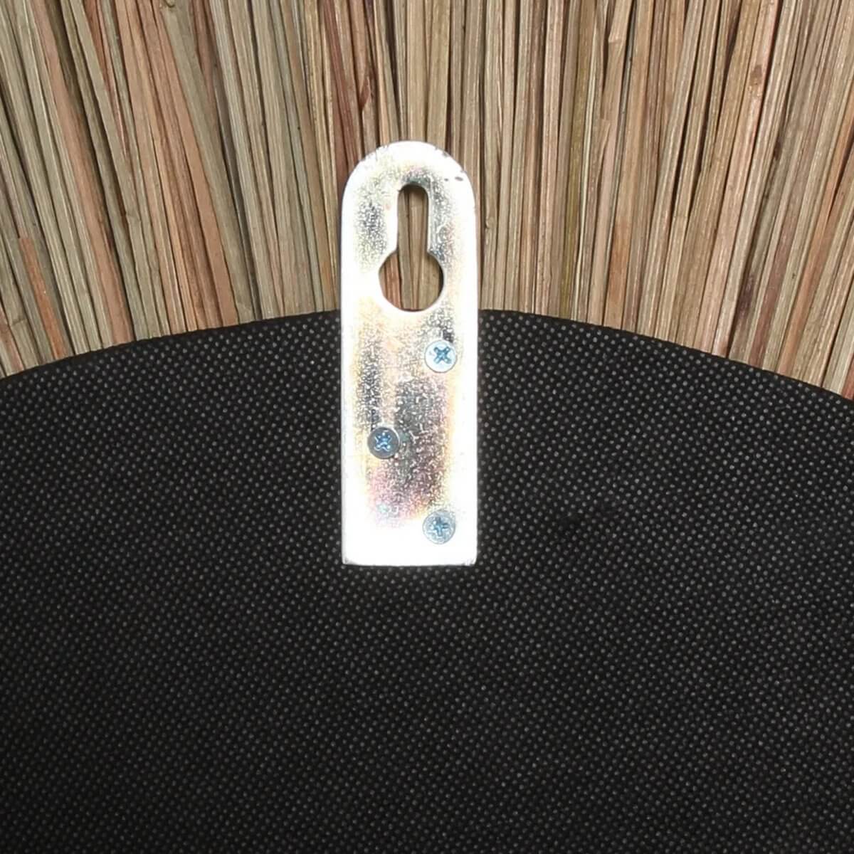 Ophangsysteem van de Alang Alang spiegel, gemaakt van zeegras en glas, met beige kleur en natuurlijk design. Merk: Bazar Bizar Living.