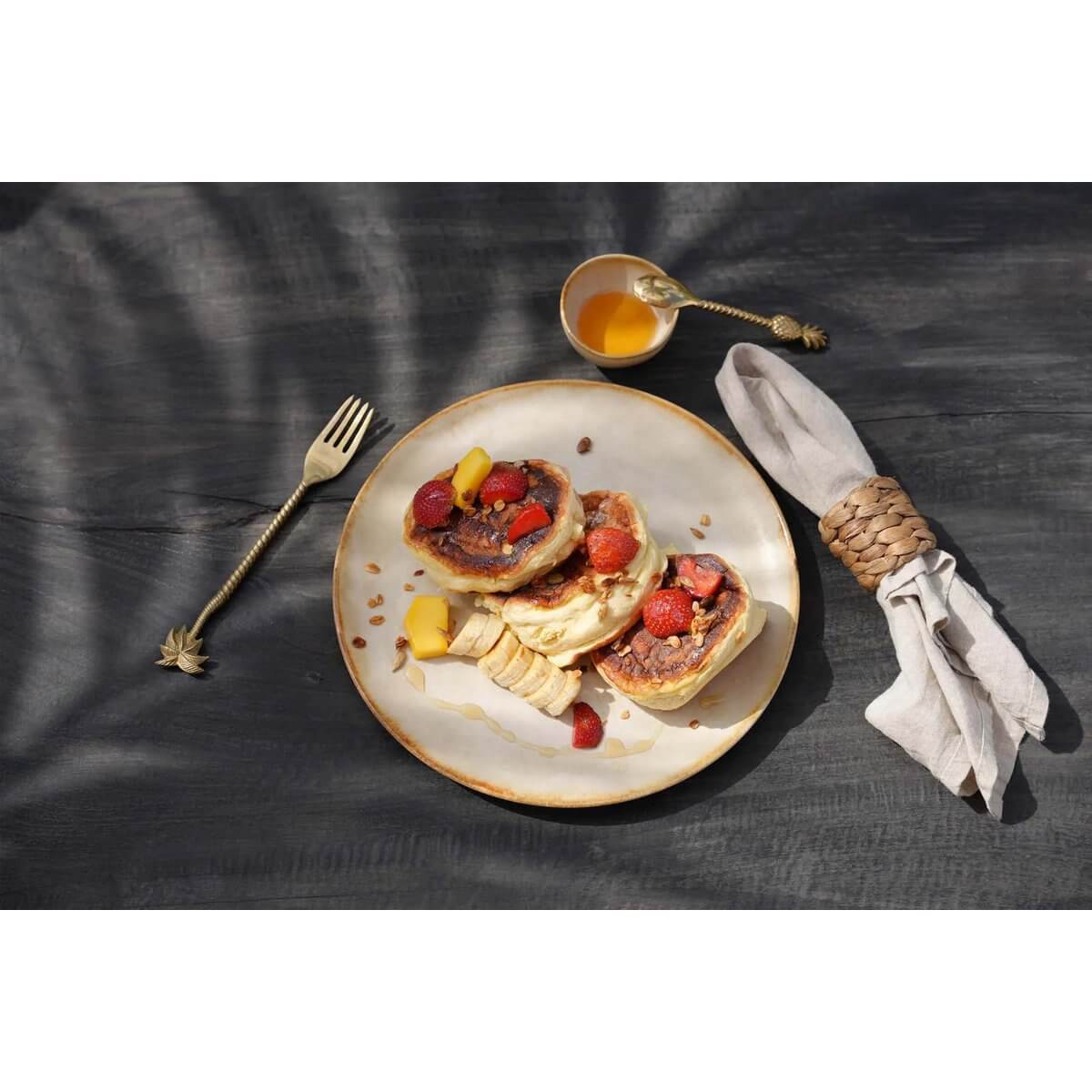 Bohemian style pancake setup with De Ananas Theelepel - Goud and elegant fork, exuding tropical luxury.