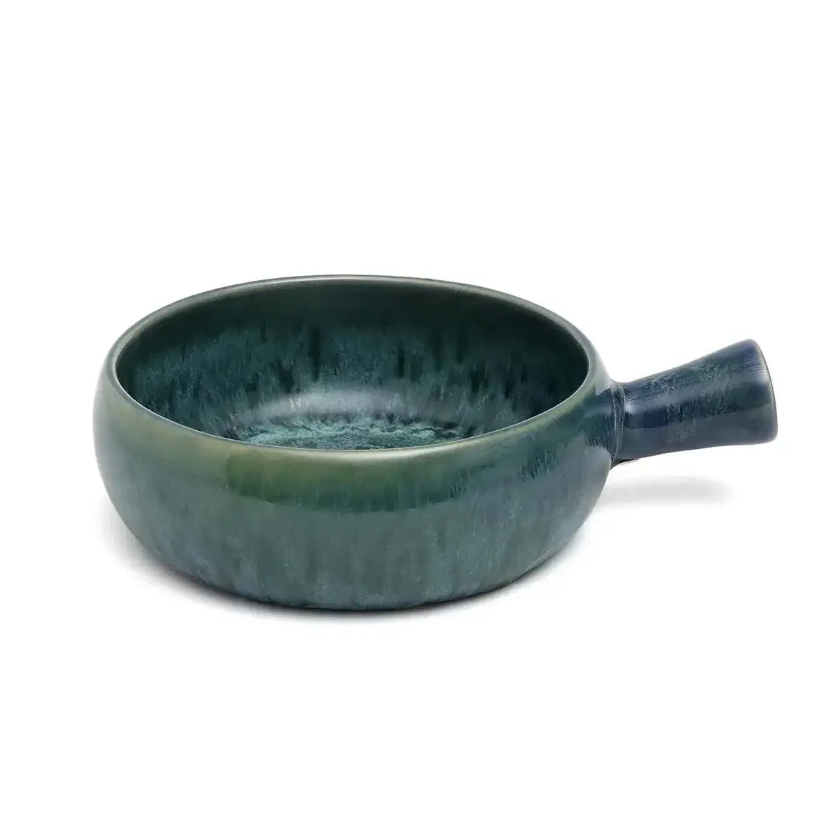 De Aqua Braadpan met handvat, stijlvolle handgemaakte keramische pan uit Portugal, perfect voor koken en serveren, in een prachtige blauwe tint.