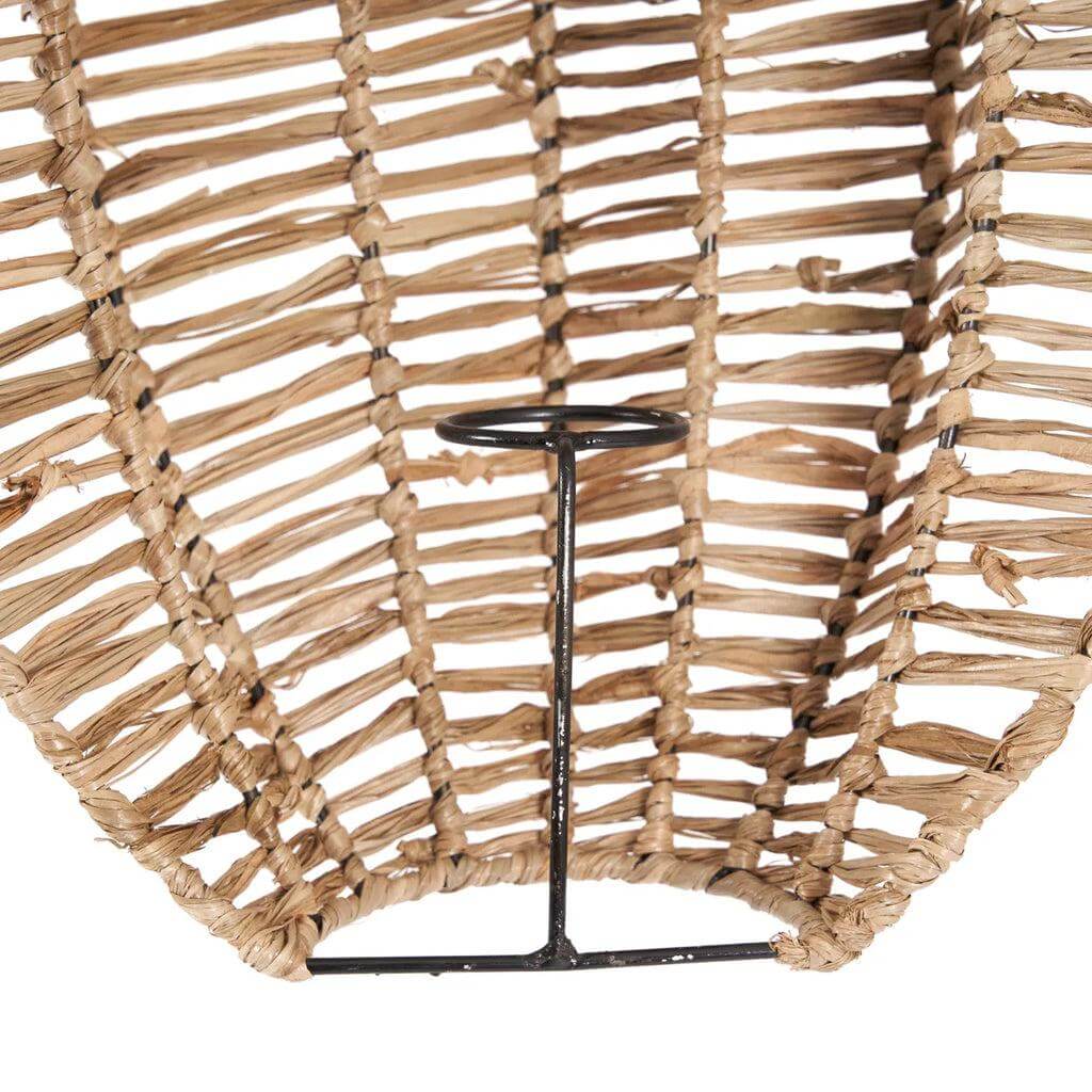 Natuurlijk gevlochten raffia-detail van de Avanti wandlamp, perfecte aanvulling voor elke muur, maakt zacht licht mogelijk.