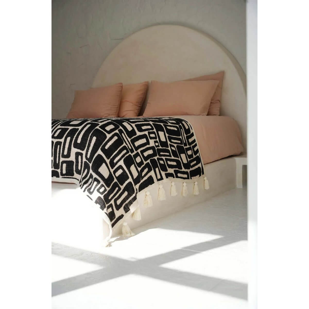 Aztec Bedsprei in natuurlijk zwart-wit op bed, moderne flair voor elke interieurstijl, katoen van Bazar Bizar, 128x240cm.